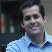 Licenciado en Marketing, imparte clases a adolescentes y jóvenes